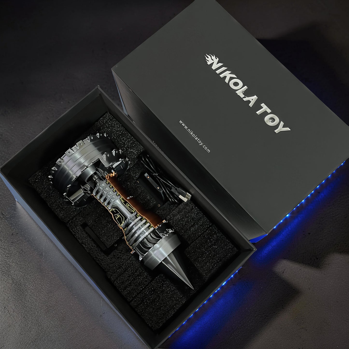 The Curious Mind TR900 Turbofan Engine model, a 24cm PLA mechanical display piece with intricate details and moving parts, presented in a gift box.