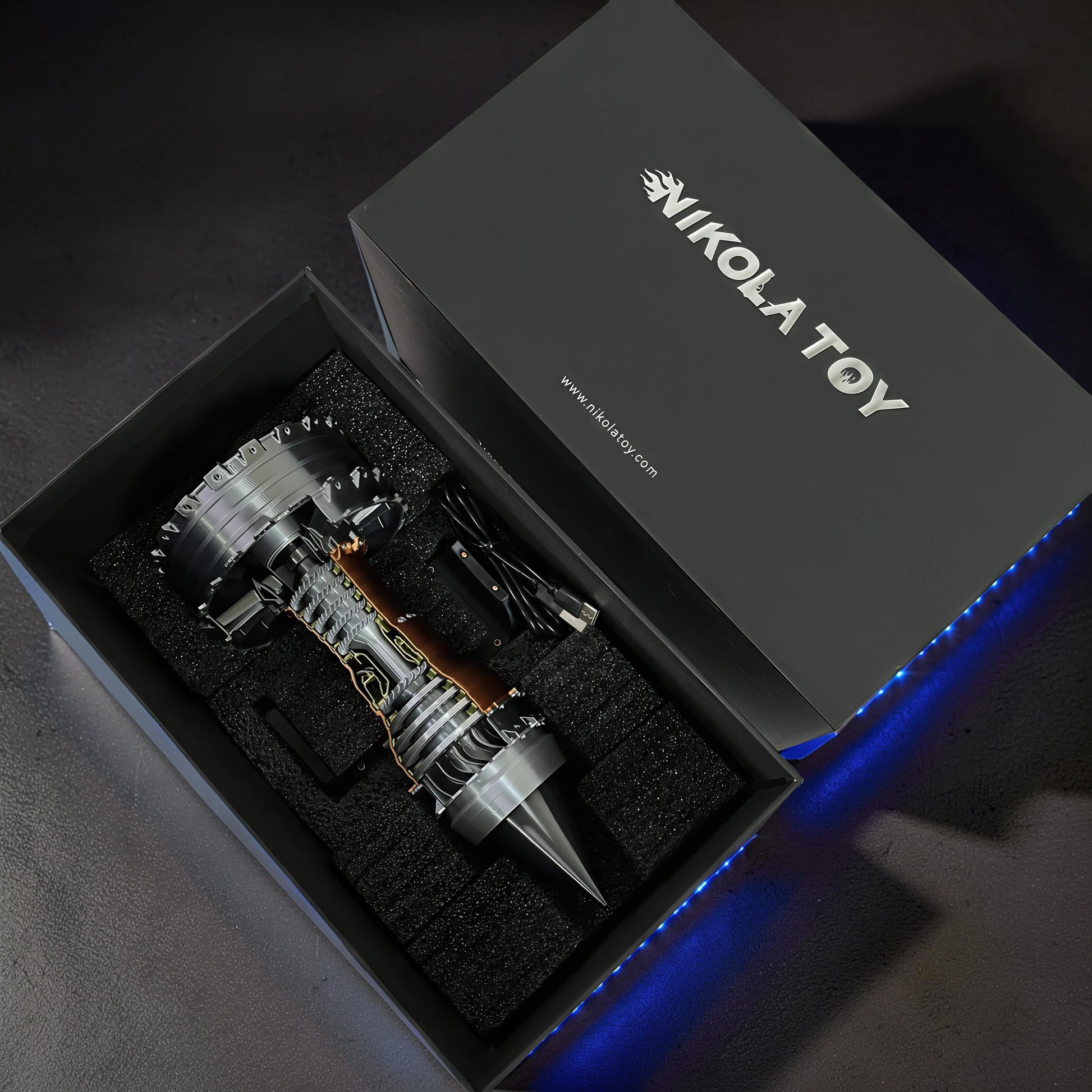 The Curious Mind TR900 Turbofan Engine model, a 24cm PLA mechanical display piece with intricate details and moving parts, presented in a gift box.